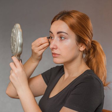 Sivilce, sivilce, yara izi, cilt bakımı. Güzellik anlayışı, kız sorunlu bir cilde makyaj yapar.