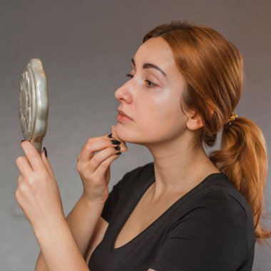 Sivilce, sivilce, yara izi, cilt bakımı. Güzellik anlayışı, kız sorunlu bir cilde makyaj yapar.