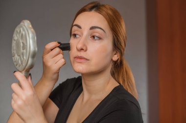 Sivilce, sivilce, yara izi, cilt bakımı. Güzellik anlayışı, kız sorunlu bir cilde makyaj yapar.