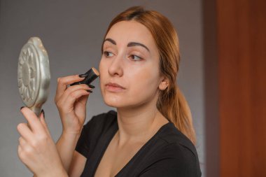 Sivilce, sivilce, yara izi, cilt bakımı. Güzellik anlayışı, kız sorunlu bir cilde makyaj yapar.