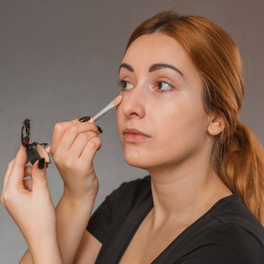 Sivilce, sivilce, yara izi, cilt bakımı. Güzellik anlayışı, kız sorunlu bir cilde makyaj yapar.