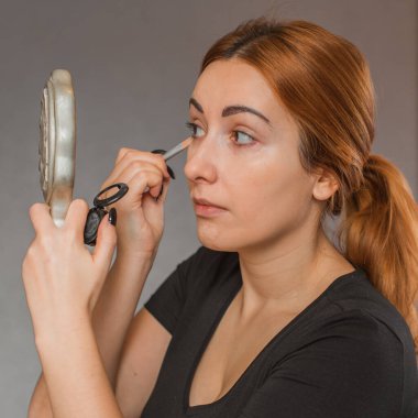 Sivilce, sivilce, yara izi, cilt bakımı. Güzellik anlayışı, kız sorunlu bir cilde makyaj yapar.