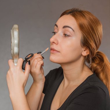 Sivilce, sivilce, yara izi, cilt bakımı. Güzellik anlayışı, kız sorunlu bir cilde makyaj yapar.