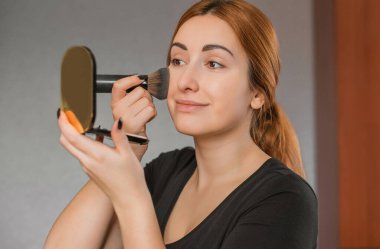 Sivilce, sivilce, yara izi, cilt bakımı. Güzellik anlayışı, kız sorunlu bir cilde makyaj yapar.