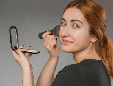 Sivilce, sivilce, yara izi, cilt bakımı. Güzellik anlayışı, kız sorunlu bir cilde makyaj yapar.