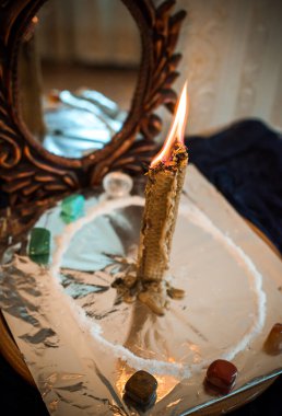 Bir insanı temizlemek için mum, sihirli ayinler, balmumu dökme, enerji arındırma. Modern cadının sunağı.