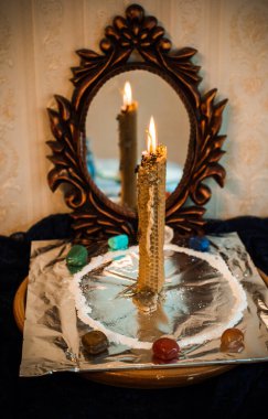 Bir insanı temizlemek için mum, sihirli ayinler, balmumu dökme, enerji arındırma. Modern cadının sunağı.