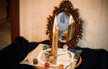 Bir insanı temizlemek için mum, sihirli ayinler, balmumu dökme, enerji arındırma. Modern cadının sunağı.