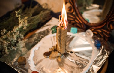 Bir insanı temizlemek için mum, sihirli ayinler, balmumu dökme, enerji arındırma. Modern cadının sunağı.