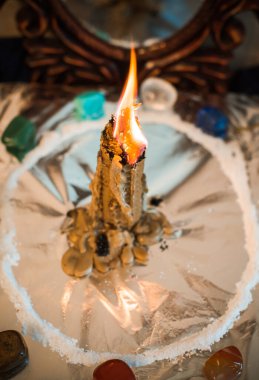 Bir insanı temizlemek için mum, sihirli ayinler, balmumu dökme, enerji arındırma. Modern cadının sunağı.