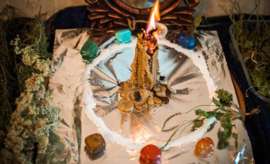 Bir insanı temizlemek için mum, sihirli ayinler, balmumu dökme, enerji arındırma. Modern cadının sunağı.