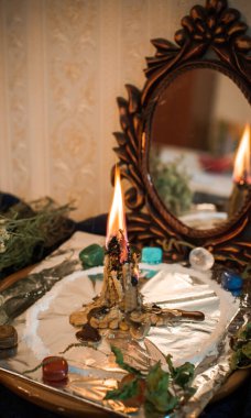 Bir insanı temizlemek için mum, sihirli ayinler, balmumu dökme, enerji arındırma. Modern cadının sunağı.