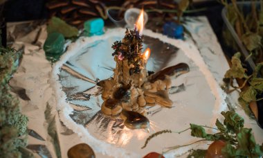 Bir insanı temizlemek için mum, sihirli ayinler, balmumu dökme, enerji arındırma. Modern cadının sunağı.