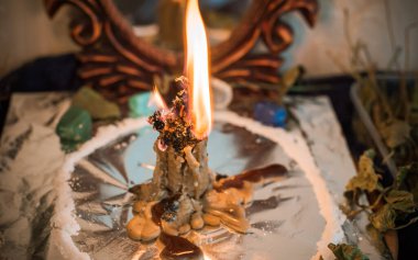 Bir insanı temizlemek için mum, sihirli ayinler, balmumu dökme, enerji arındırma. Modern cadının sunağı.