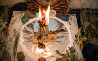 Bir insanı temizlemek için mum, sihirli ayinler, balmumu dökme, enerji arındırma. Modern cadının sunağı.