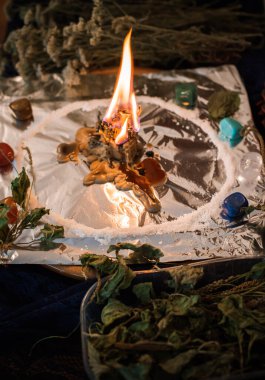 Bir insanı temizlemek için mum, sihirli ayinler, balmumu dökme, enerji arındırma. Modern cadının sunağı.