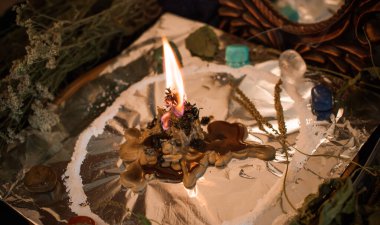 Bir insanı temizlemek için mum, sihirli ayinler, balmumu dökme, enerji arındırma. Modern cadının sunağı.