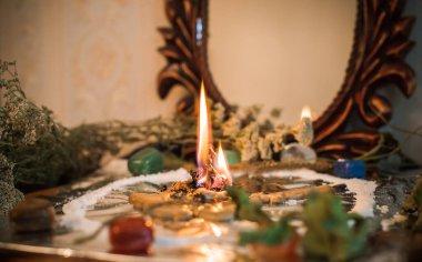 Bir insanı temizlemek için mum, sihirli ayinler, balmumu dökme, enerji arındırma. Modern cadının sunağı.