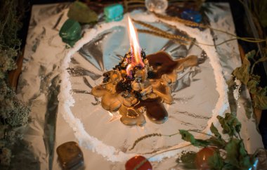 Bir insanı temizlemek için mum, sihirli ayinler, balmumu dökme, enerji arındırma. Modern cadının sunağı.