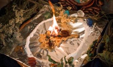 Bir insanı temizlemek için mum, sihirli ayinler, balmumu dökme, enerji arındırma. Modern cadının sunağı.