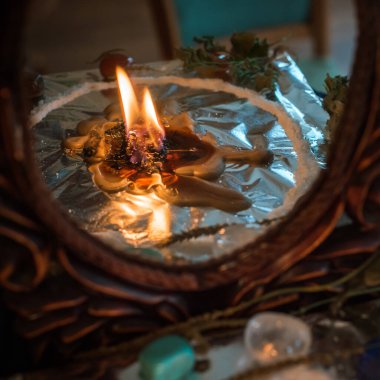 Bir insanı temizlemek için mum, sihirli ayinler, balmumu dökme, enerji arındırma. Modern cadının sunağı.