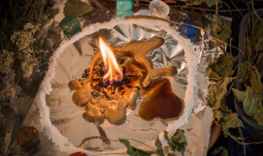 Bir insanı temizlemek için mum, sihirli ayinler, balmumu dökme, enerji arındırma. Modern cadının sunağı.