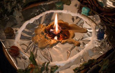 Bir insanı temizlemek için mum, sihirli ayinler, balmumu dökme, enerji arındırma. Modern cadının sunağı.