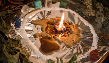 Bir insanı temizlemek için mum, sihirli ayinler, balmumu dökme, enerji arındırma. Modern cadının sunağı.