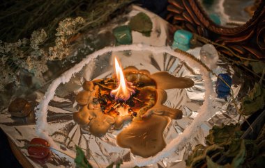 Bir insanı temizlemek için mum, sihirli ayinler, balmumu dökme, enerji arındırma. Modern cadının sunağı.