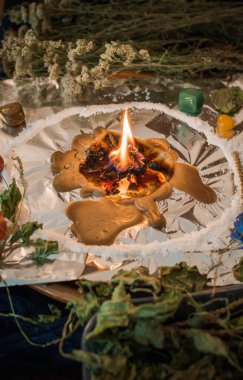 Bir insanı temizlemek için mum, sihirli ayinler, balmumu dökme, enerji arındırma. Modern cadının sunağı.