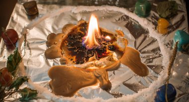 Bir insanı temizlemek için mum, sihirli ayinler, balmumu dökme, enerji arındırma. Modern cadının sunağı.