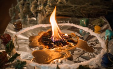 Bir insanı temizlemek için mum, sihirli ayinler, balmumu dökme, enerji arındırma. Modern cadının sunağı.