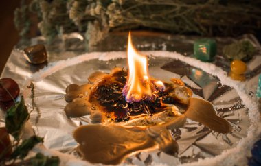 Bir insanı temizlemek için mum, sihirli ayinler, balmumu dökme, enerji arındırma. Modern cadının sunağı.