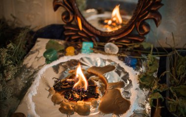 Bir insanı temizlemek için mum, sihirli ayinler, balmumu dökme, enerji arındırma. Modern cadının sunağı.