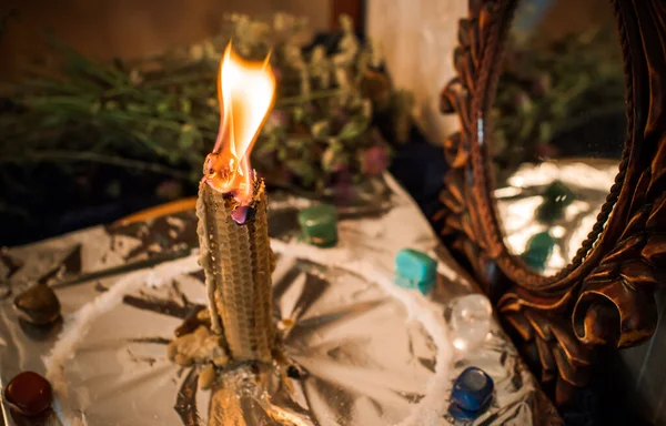 清洁一个人的蜡烛 魔法仪式和蜡的浇铸 能量清洗 现代女巫的祭坛 — 图库照片