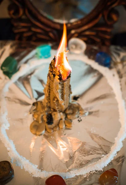 Bir insanı temizlemek için mum, sihirli ayinler, balmumu dökme, enerji arındırma. Modern cadının sunağı.