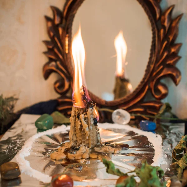 Bir insanı temizlemek için mum, sihirli ayinler, balmumu dökme, enerji arındırma. Modern cadının sunağı.