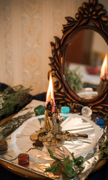 Bir insanı temizlemek için mum, sihirli ayinler, balmumu dökme, enerji arındırma. Modern cadının sunağı.