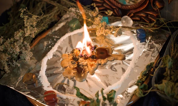 Bir insanı temizlemek için mum, sihirli ayinler, balmumu dökme, enerji arındırma. Modern cadının sunağı.