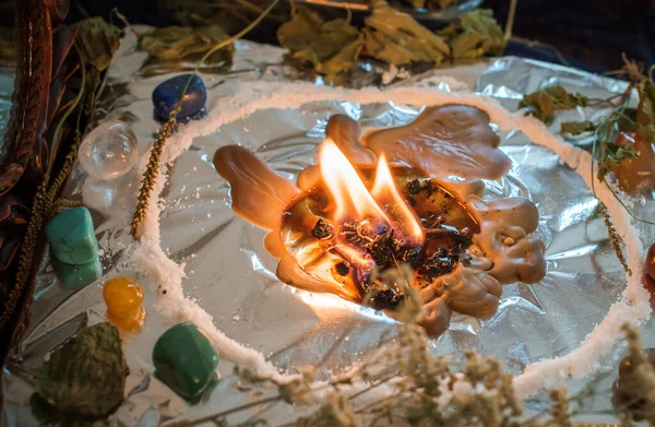 Bir insanı temizlemek için mum, sihirli ayinler, balmumu dökme, enerji arındırma. Modern cadının sunağı.