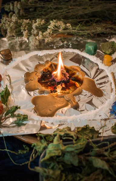 Bir insanı temizlemek için mum, sihirli ayinler, balmumu dökme, enerji arındırma. Modern cadının sunağı.