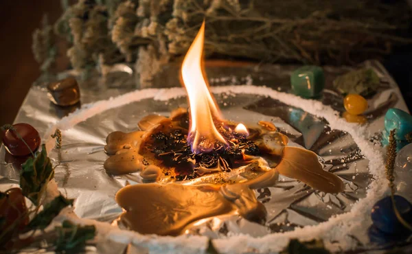 Bir insanı temizlemek için mum, sihirli ayinler, balmumu dökme, enerji arındırma. Modern cadının sunağı.