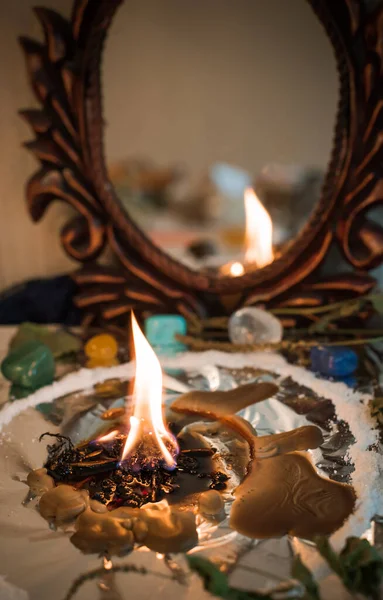 Bir insanı temizlemek için mum, sihirli ayinler, balmumu dökme, enerji arındırma. Modern cadının sunağı.