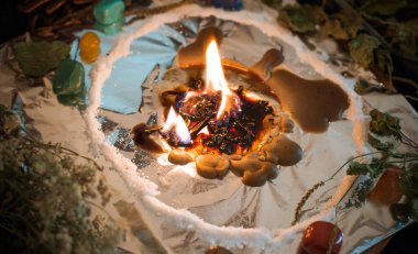 Bir insanı temizlemek için mum, sihirli ayinler, balmumu dökme, enerji arındırma. Modern cadının sunağı.