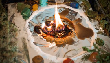 Bir insanı temizlemek için mum, sihirli ayinler, balmumu dökme, enerji arındırma. Modern cadının sunağı.