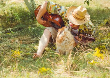 Emekli olmuş yaşlı bir adam, parkta gezintiye çıkmış kırmızı Pekin hayvanıyla köpek sever. Hayvanların sevgisini ve bakımını kavrayın. İyi insanlar evcil hayvanlara bakar.