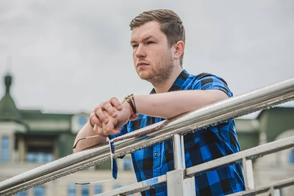 Jeune Homme Avec Une Humeur Sérieuse Regarder Vue Sur Ville — Photo