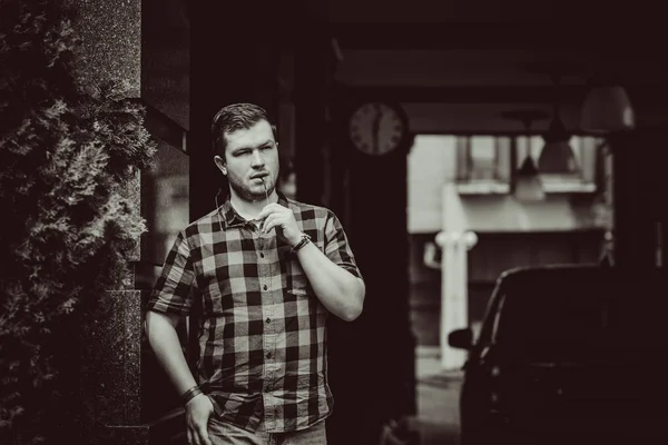 Jeune Homme Avec Une Humeur Sérieuse Regarder Vue Sur Ville — Photo