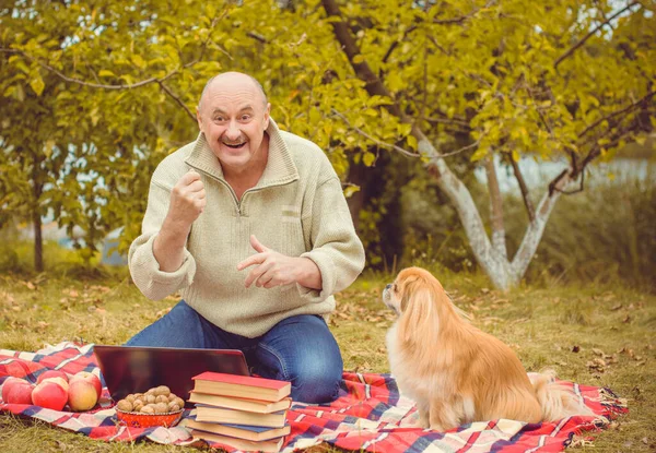 Hombre Mayor Retirado Amante Los Perros Con Mascota Pekinesa Roja — Foto de Stock