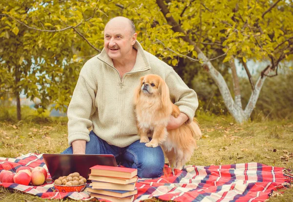 Hombre Mayor Retirado Amante Los Perros Con Mascota Pekinesa Roja — Foto de Stock